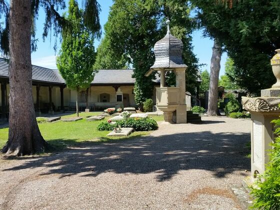 Arkadenfriedhof mit Kanzel