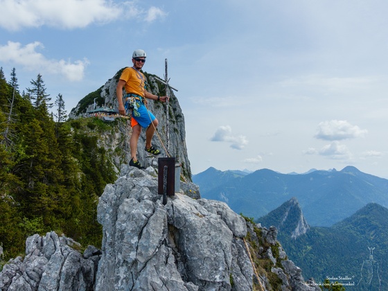 am Gipfel der Roßsteinnadel - Tegernseer Hütte und Buchstein im Hintergrund