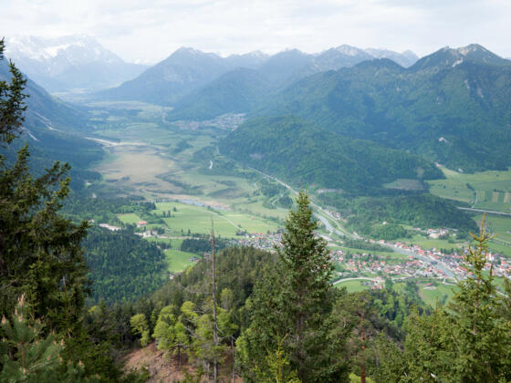 Blick vom Osterfeuerkopf hinab nach Eschenlohe und bis zur Zugspitze