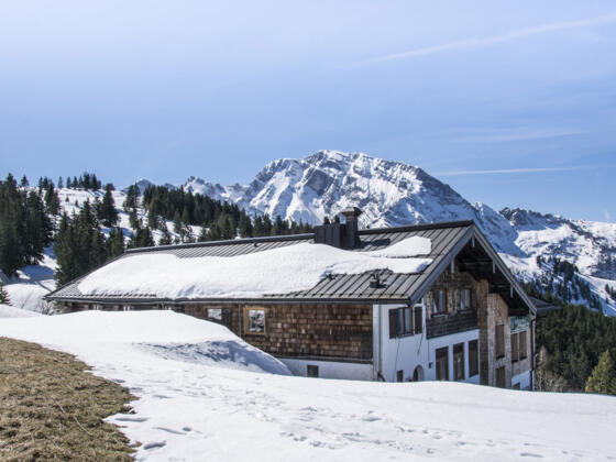 Die Rossfeld Skihütte im Frühling