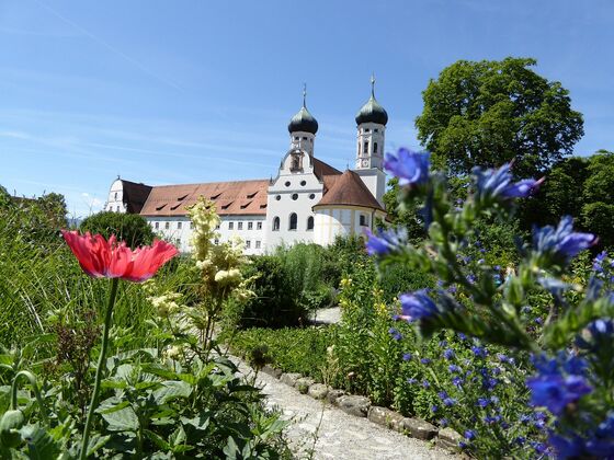 Blick zur Basilika vom Meditationsgarten