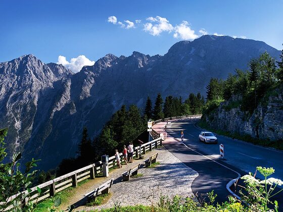 Die Rossfeld-Panoramastraße vor dem mächtigen Göll-Massiv