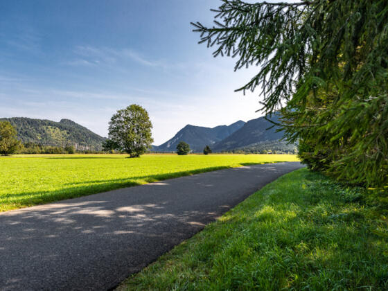 Der Blick aus der Ferne auf die bewaldeten Hügel des Ettaler Sattels