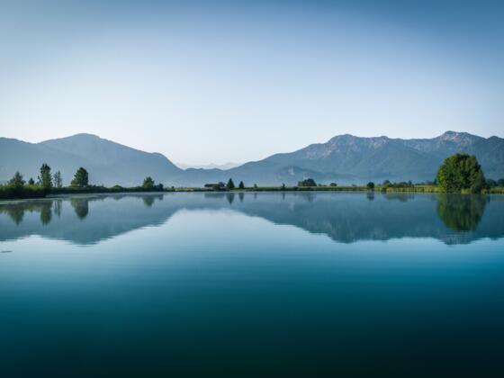 Eichsee zwischen Schlehdorf und Großweil mit Blick auf Jochberg, Herzogstand und Heimgarten