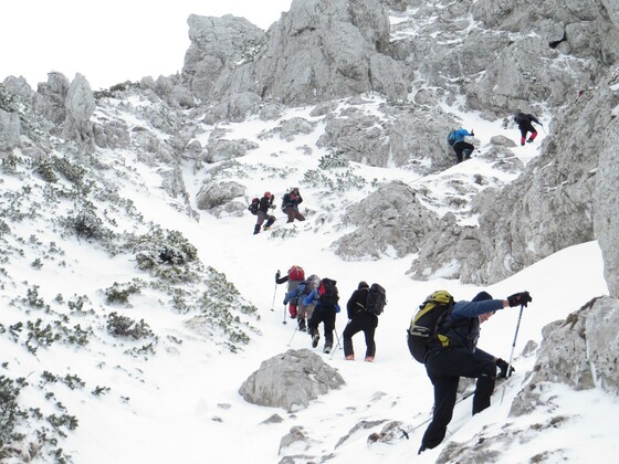 Steile Rinne, im Quergang ist aber das Drahtseil frei
