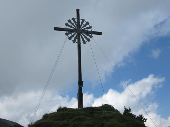 Das mächtige Gipfelkreuz