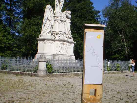 Stele an der Kreuzigungsgruppe