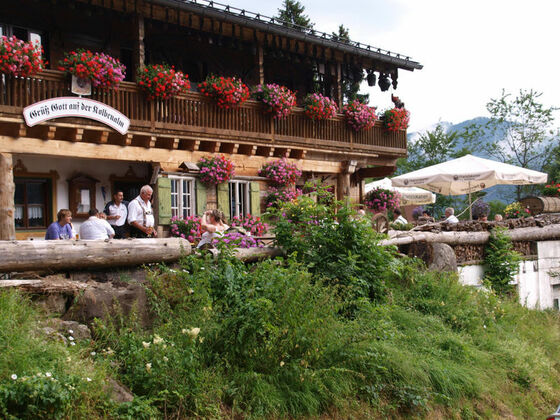 Kolbenalm im Sommer mit Aussichtsterrasse