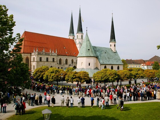 Altgötting: Pilgereinzug am Kapellplatz