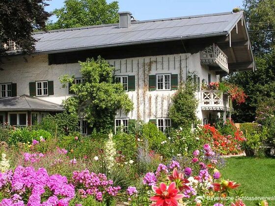 Außenansicht Künstlerhaus Exter mit blühendem Garten.