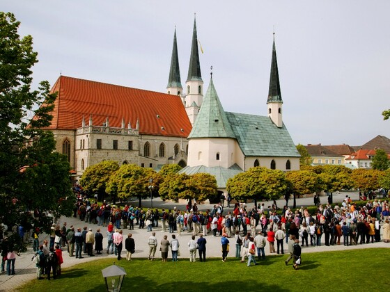 Altgötting: Pilgereinzug am Kapellplatz