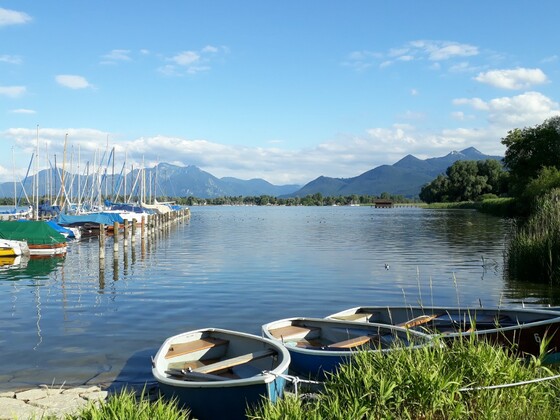 Boote am Irschener Winkl mit Blick auf die Berge