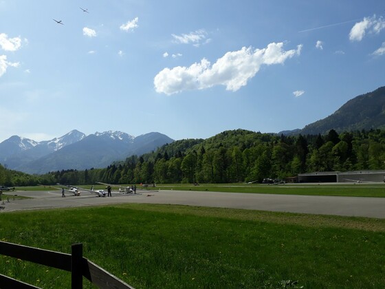 Panorama am Segelflugplatz in Unterwössen mit Blick auf Breitenstein und Geigelstein