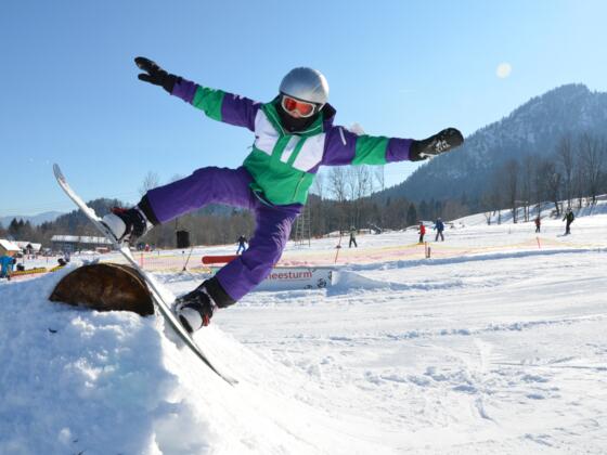 Mädchen auf dem Snowboard
