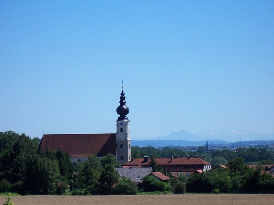 Blick auf die Erlacher Kirche