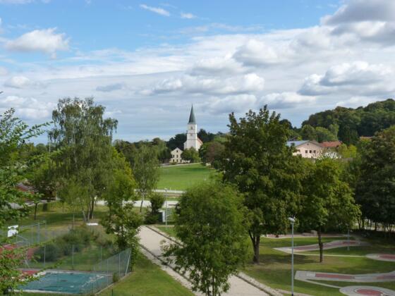 Minigolfanlage, im Hintergrund Postmünster