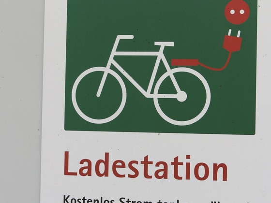 Kostenlose E-Bike Ladestation am Freilichtmuseum in Massing