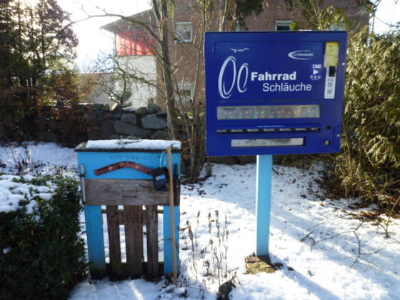 Schlauchomat und Pallettenwerkwand am Schloß in Malgersdorf