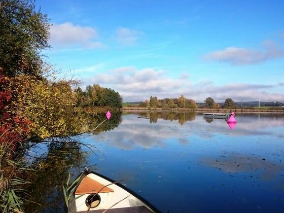 Herbstlicher Blick auf das Naturbad Penzing