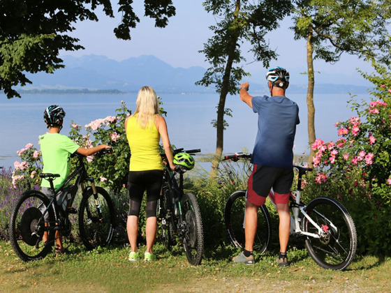 Familie mit Radl am Chiemsee