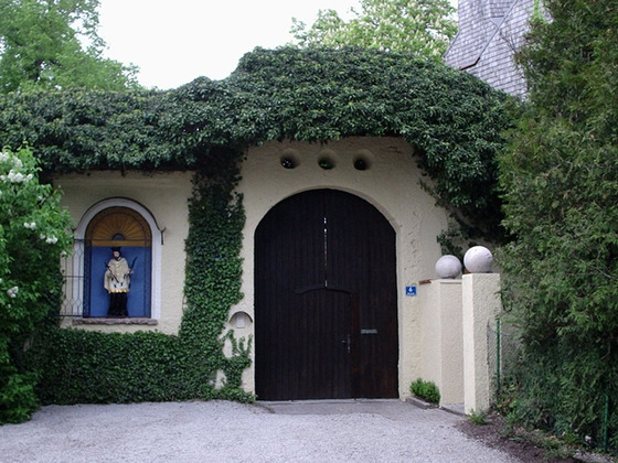 Schloss am See mit Nepomuk