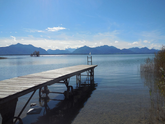 Blick vom Steg in Schützing auf den Chiemsee