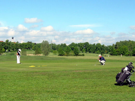 Golfer beim Putten auf der Golfanlage Gut Ising.