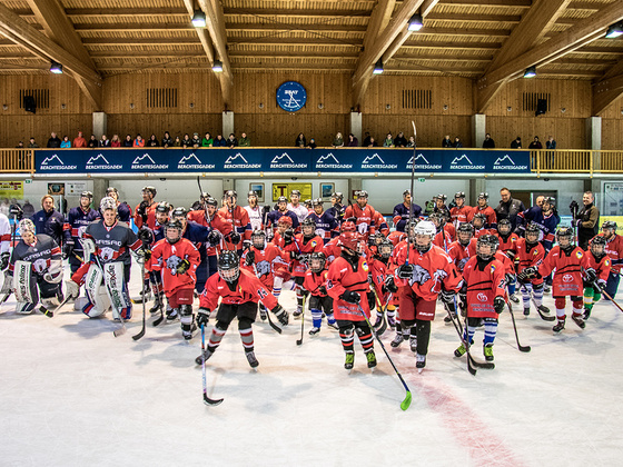 Die Eisbären Berlin und der Berchtesgadener Eishockey Nachwuchs in der Eishalle Berchtesgaden