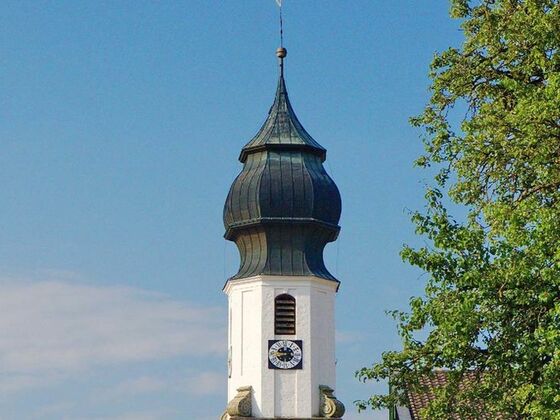 Blick auf Kirchturmsspitze in Erlstätt