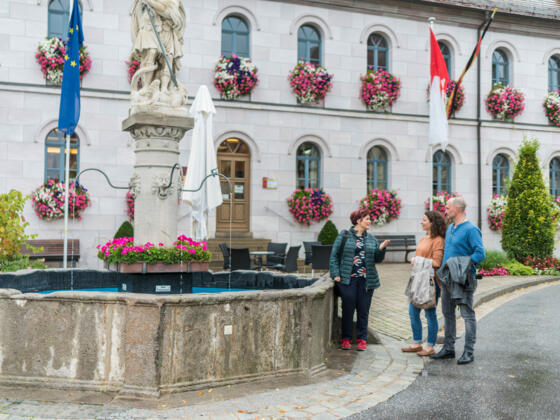 Vor dem Rathaus der Gemeinde Sommerach