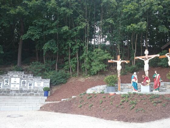 Denkmal der Vertriebenen und Kreuzigungsgruppe