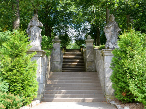 Treppe mit Pippin und Hadeloga