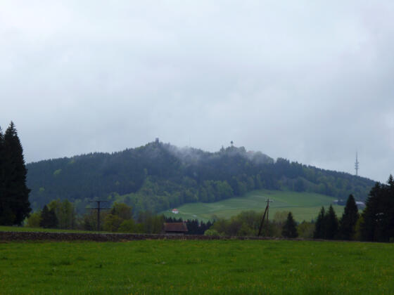 Westlich von Hohenpeißenberg bietet sich ein schöner Blick auf den Hohen Peißenberg mit der Wetterstation und der Wallfahrtskirche.