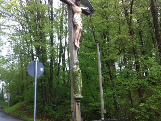 Holzkreuz am Wegrand bei Peißenberg