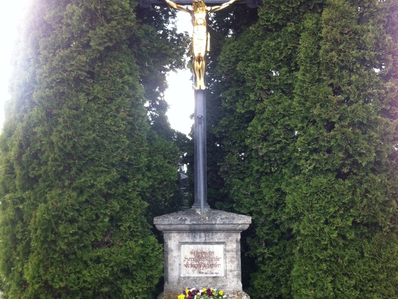 Kreuz im Friedhofsgelände