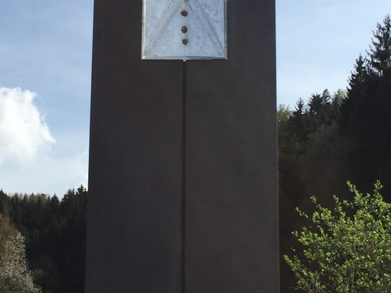 Gläserner Schutzschild - Kunstwerk am Band am Limes