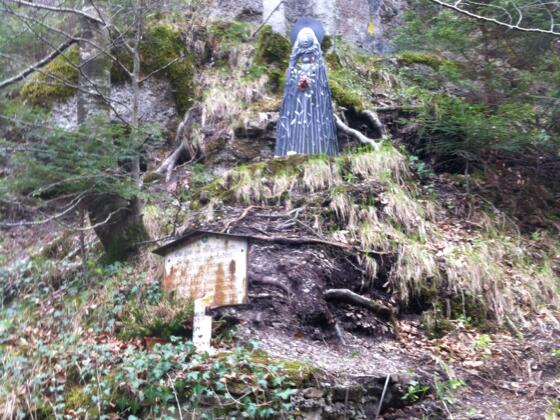 Marienstatue und Gedenktafel am Reitnerwasserfall