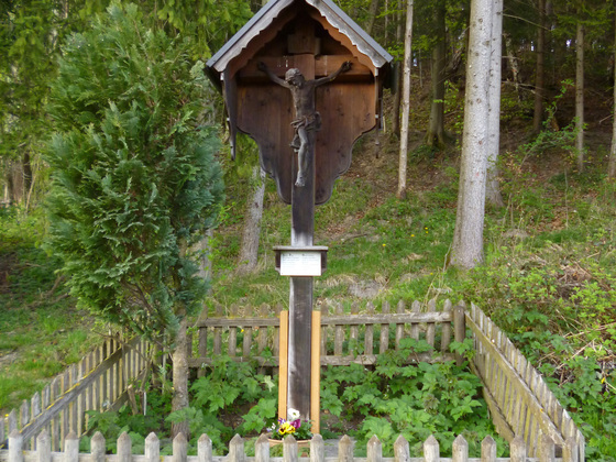 Wegkreuz an der Straße nur wenig östlich der ersten Häuser von Hohenpeißenberg.
