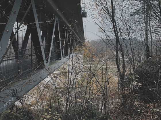 Seitenansicht der Großhesseloher Brücke