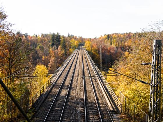 Aussicht der Gleise von der Großhesseloher Brücke