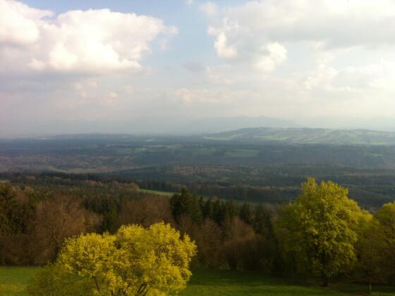 Vom Gipfel hat man einen traumhaften Weitblick auf das Alpenmassiv.