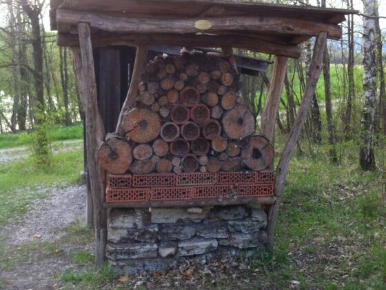 Insektenhotel am Abzweig nach links