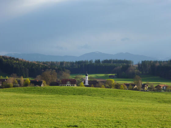 Schöner Blick auf Deutenhausen mit der Filialkirche St. Nikolaus - gesehen vom Sträßchen, das vom Birkhof nach Deutenhausen führt.