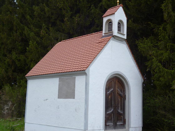 Eine kleine Kapelle am Weg durch die Felder und Wälder südöstlich von Altenstadt.