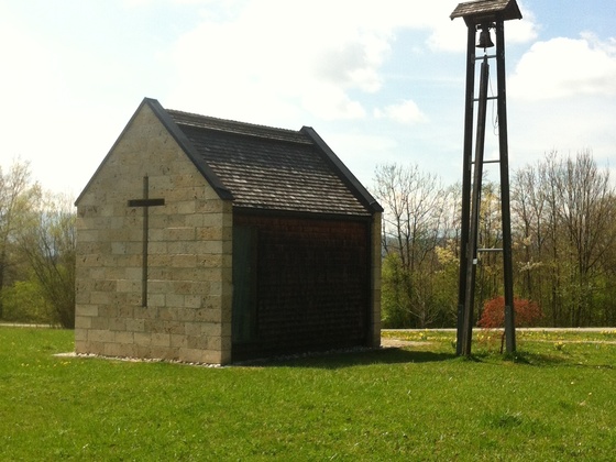 Die 2003 erbaute Barbarakapelle inmitten des Erholungszentrum Berghalde