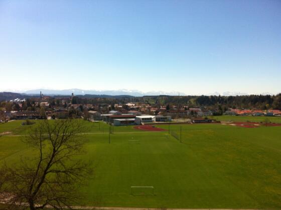 Vom Höhenweg am Klinikum hat man einen grandiosen Weitblick auf die Alpen und Schongau