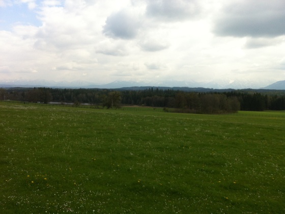 Von Gambach hat man einen herrlichen Weitblick auf die Alpenkette