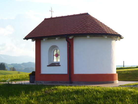 Kleine Kapelle am östlichen Ortsrand von Schönberg.