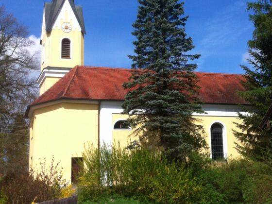 Im Weiler Nantesbuch erhebt sich die Maria Himmelfahrt Kirche.