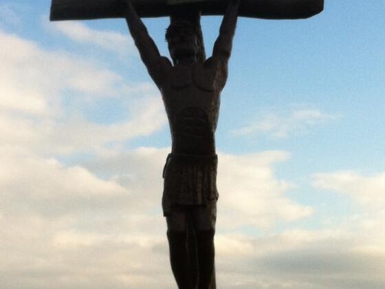 Holzkreuz vor einem gigantischem Alpenpanorama